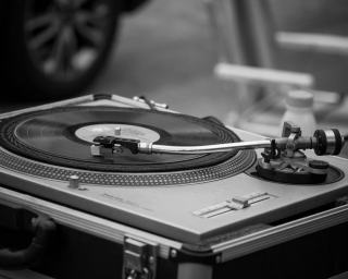 Bras de lecture et cellule au-dessus du sillon d'un disque en rotation